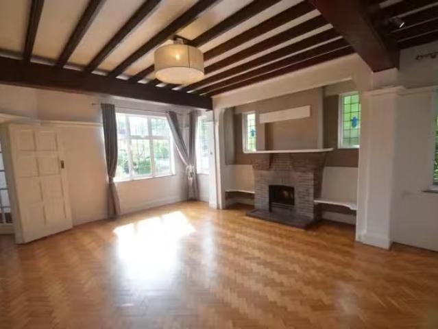Deal! 6 bedroom detached house for rent in Barnfield Wood Road.