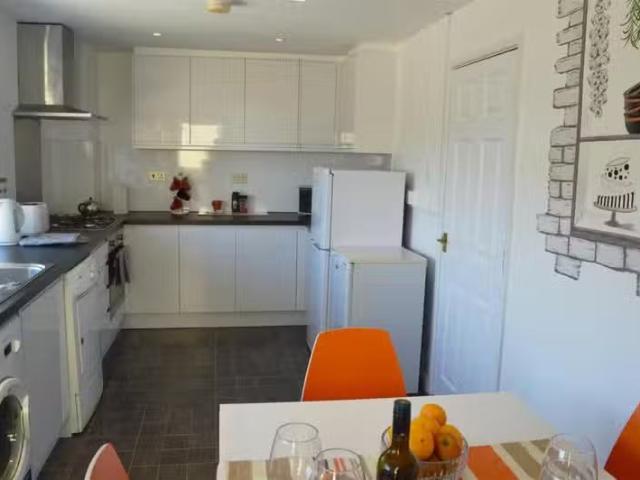 Deal! 6 bedroom semi detached house for rent in Pen Park Road.