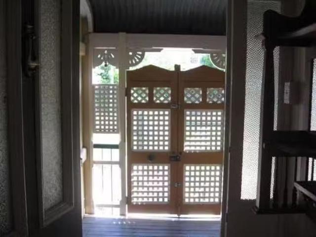 Cheap 6 Blackstone Road, Newtown, QLD 4305