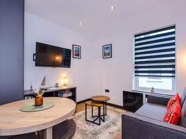 Rental! 6 BR Lloyd Street
