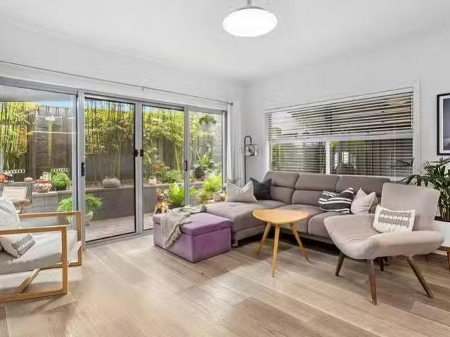 Deal! 6 George Crescent, Noarlunga Downs, SA 5168
