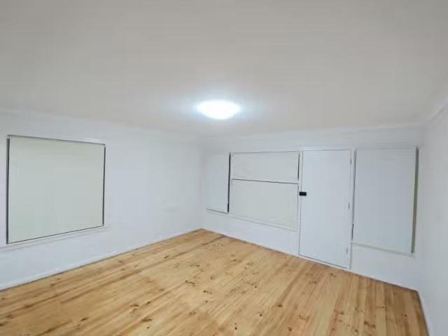 Just in! 6 Pitcairn Avenue, Lethbridge Park House for rent Li.