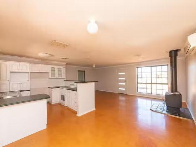 Unique 6 Websdale Drive, Dubbo, NSW 2830
