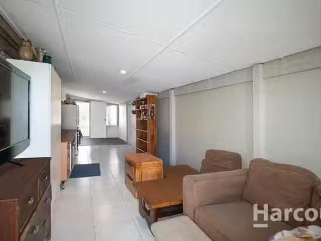 Nice 6A Joyce Street, SVENSSON HEIGHTS, QLD 4670 House for R.