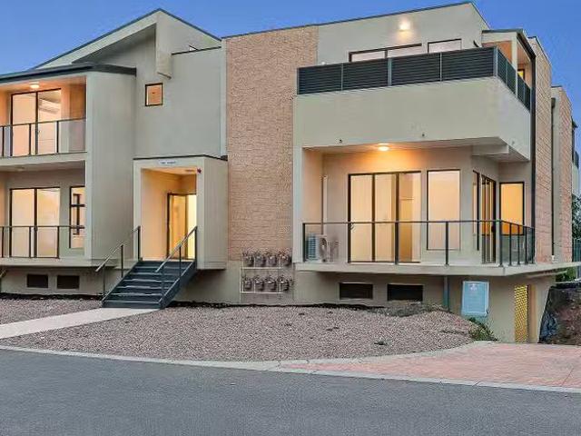 Deal! 6B/27 Diamond Boulevard, Greensborough VIC 3088