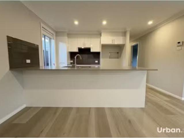 Nice 74 Station Lane, Lochinvar House for rent Listed by Bron.