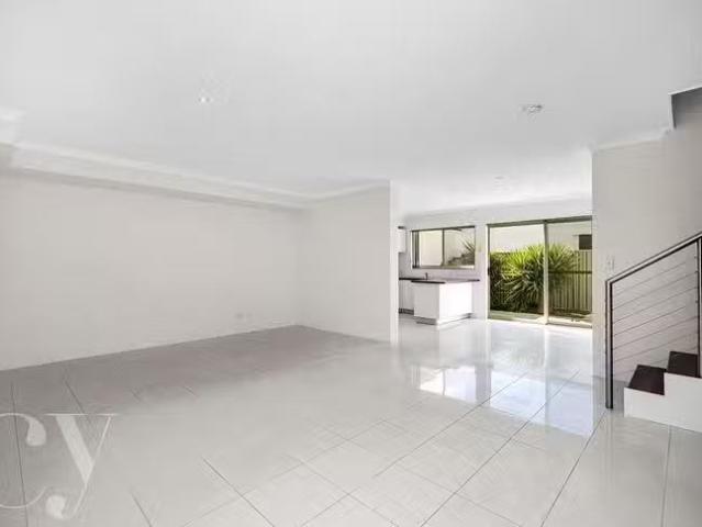 Deal! 7/51 Carden Drive, Cannington, WA 6107