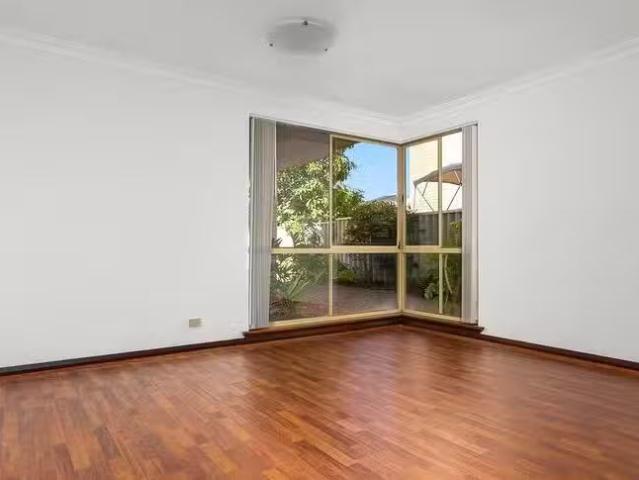 Deal! 70 Kilkenny Circle, Waterford, WA 6152