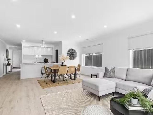 Cozy 7 Cousins Street, Colac, VIC 3250