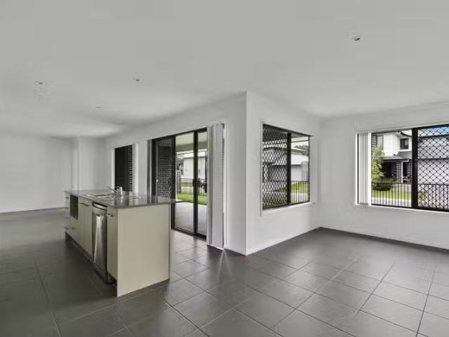 Cozy 7 Lauren Cct, Brighton QLD 4017