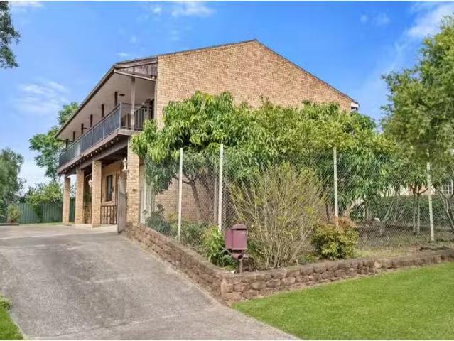 Unique 7 Lagonda Drive, Ingleburn House for rent Listed by Le.