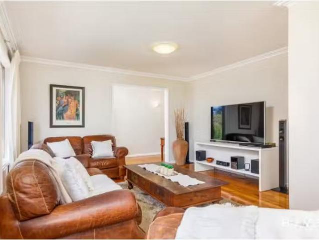 Cozy 7 Stops Place, Chifley House for rent Listed by Madison.