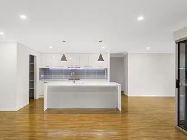 Deal! 7 Renshaw Crescent, Kearneys Spring, QLD 4350