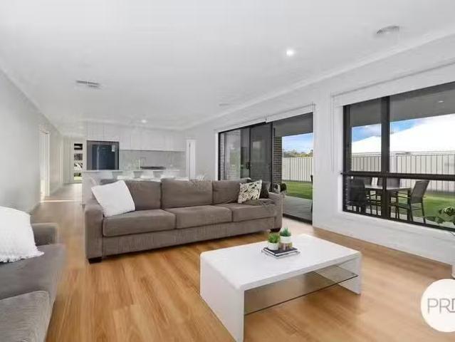 Unique 84 Hillford Circuit, Thurgoona, NSW 2640