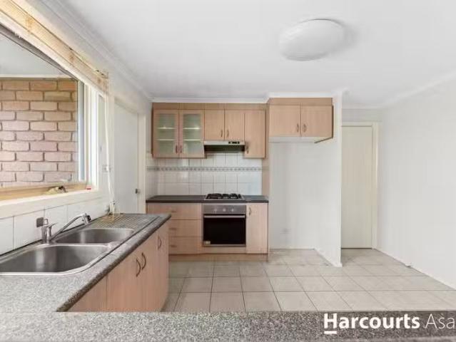 Cozy 83 Wallace Road, Wantirna South, VIC 3152 House for Rent