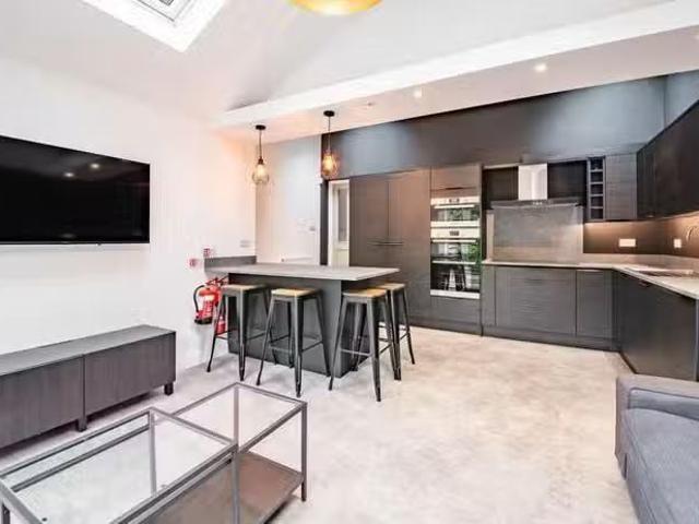 For Rent! 8 BA 8 bedroom end of terrace house for rent in High.