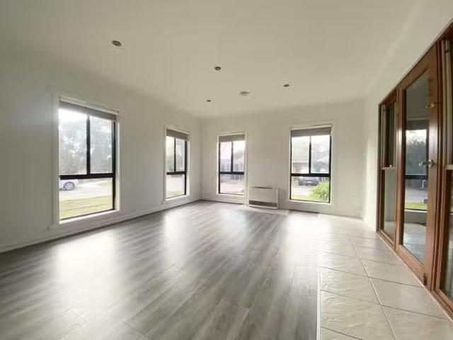 Cheap 8 Desna Place, ROXBURGH PARK, VIC 3064 House for Rent