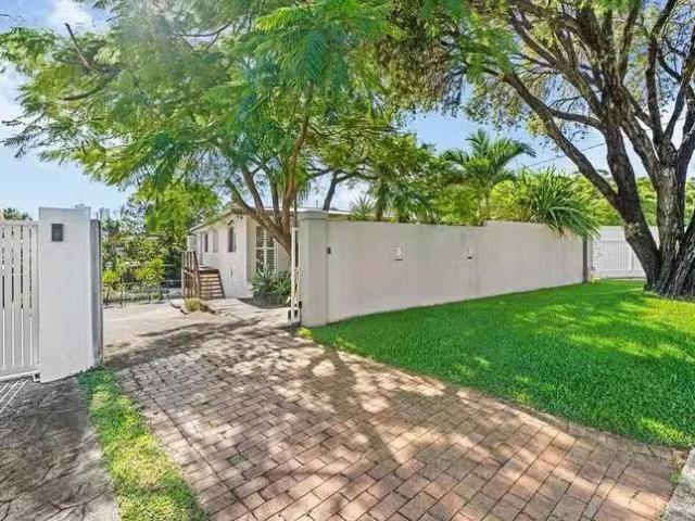Deal! 8 Eileen Avenue, Southport, QLD 4215