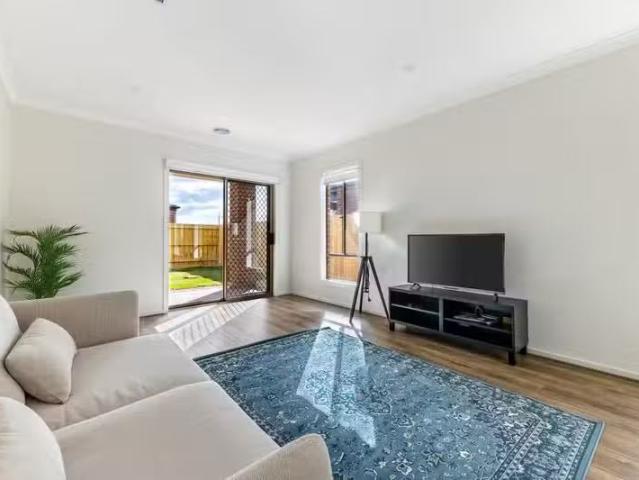 Nice 8 Jacobena Road, MELTON SOUTH, VIC 3338 House for Rent