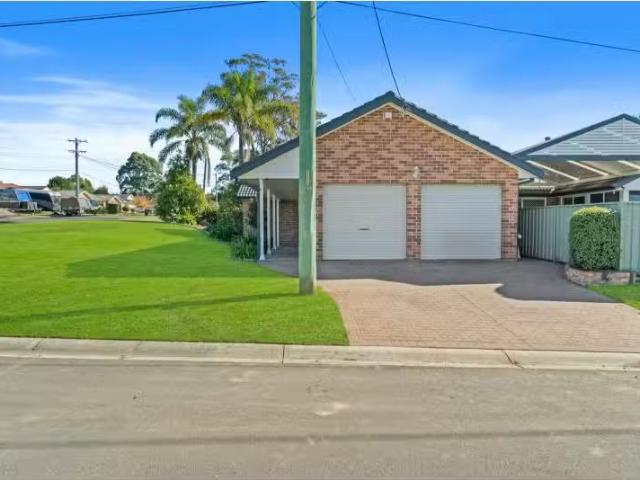 Just in! 8 Moore Road, Oakdale House for rent Listed by Miche.