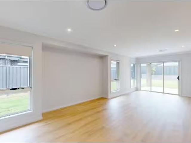 Unique 8 Sebonack Street, Heddon Greta House for rent Listed.