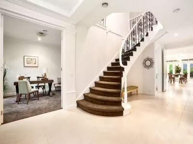 Deal! 8 Riverpark Drive, Wantirna South VIC 3152 House For L.