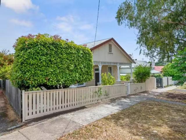 Rental! 8 Valentine Street, BENDIGO House for rent Listed by.