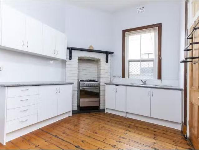 Unique 8A Dew Street, Mile End Townhouse for rent Listed by L.