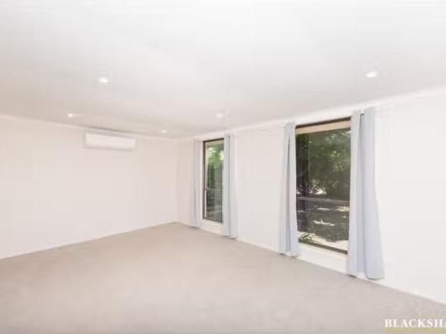 Cozy 96 Bacchus Circuit, Kambah House for rent Listed by Prop.