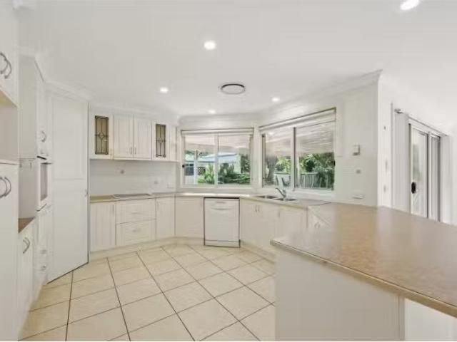 Nice 92 Riverside Drive, Riverside House for rent Listed by H.