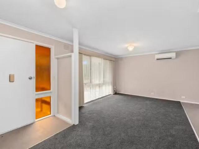 Cozy 9 Main St, Gordon VIC 3345 House For Lease