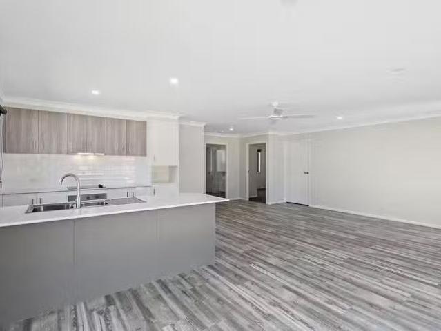 Rental! 9B Challenge Avenue, Kensington Grove, QLD 4341