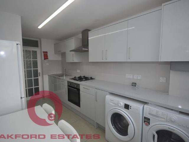 Clovelly Way, Whitechapel, London E1 3 bed flat to rent £2,708 pcm £625 pw