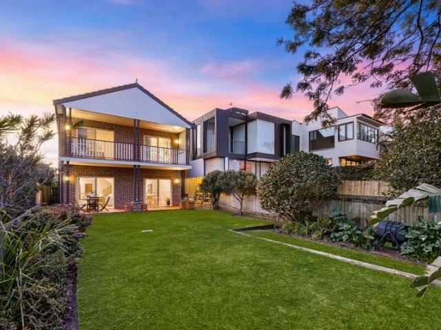 Clovelly Beach House With Sea Views, Lush Backyard And Private Master Retreat, 250m To The Sand