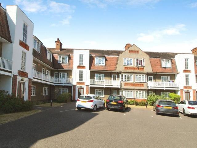 Clovelly Court, Hornchurch, Essex, RM11 2 bed apartment to rent £1,550 pcm £358 pw