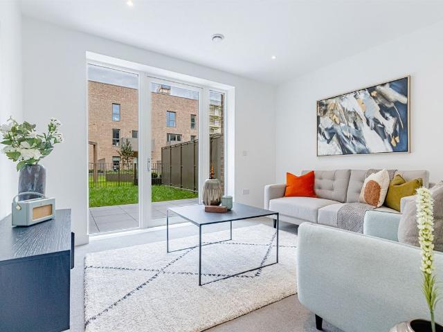 Clovelly Road, Hounslow TW3, 2 bed flat to rent, £2,200 pcm | PrimeLocation