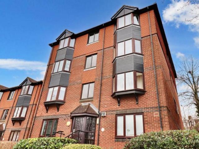 Clowser Close, Sutton 2 bed flat to rent £1,550 pcm £358 pw