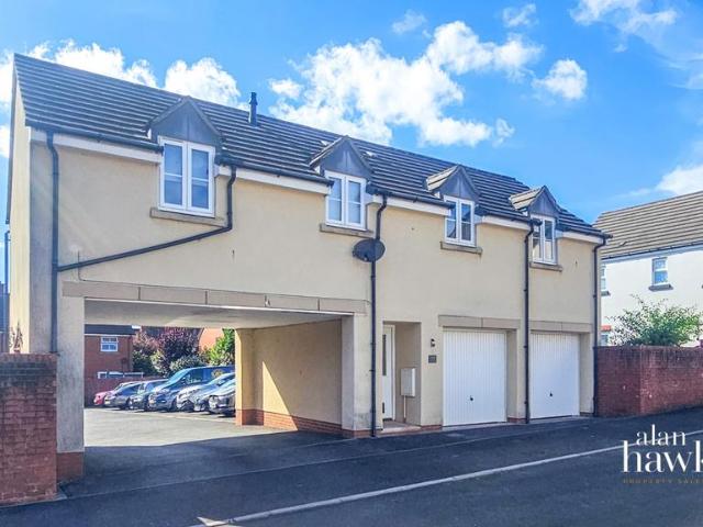 Cloatley Crescent, Royal Wootton. 2 bed detached house to rent £1,200 pcm £277 pw