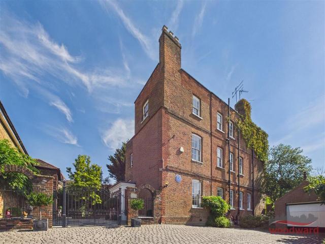 Clonmel Close, Harrow on the Hill 2 bed flat to rent £1,800 pcm £415 pw