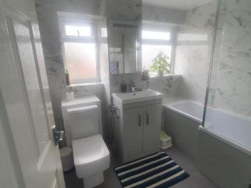 Clonmel Way, Slough, Berkshire, SL1 3 bed terraced house to rent £1,900 pcm £438 pw
