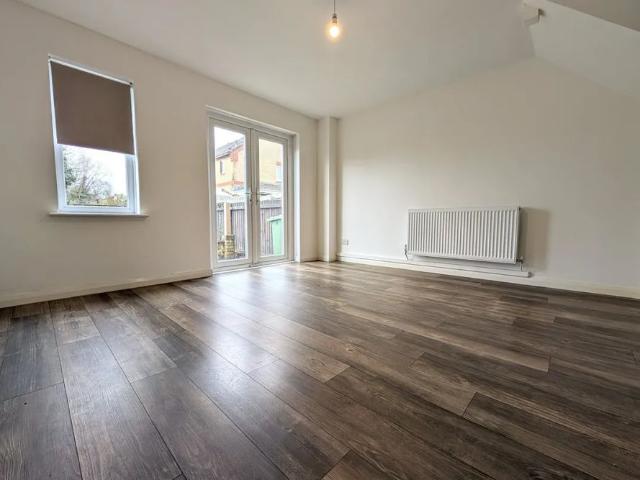 Clos Y Dolydd, Beddau, PONTYPRIDD