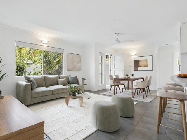 Close To The Beach and Cafes!