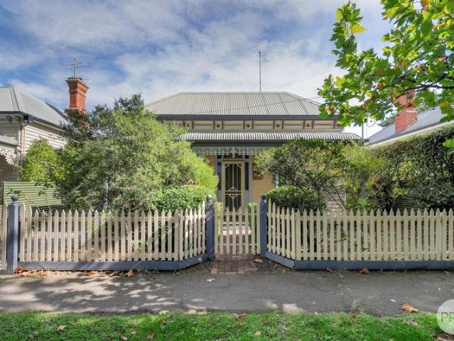CLOSE TO THE LAKE AND HOSPITAL PRECINCT