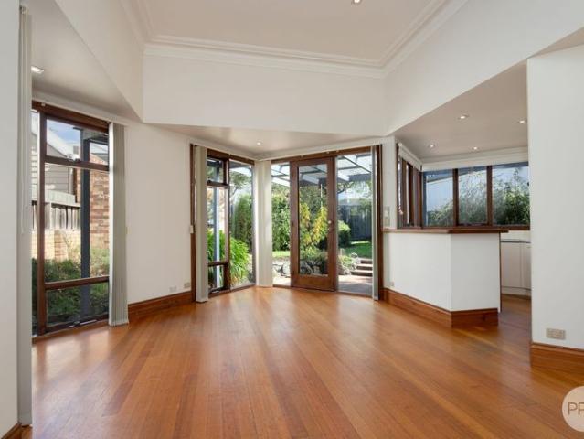CLOSE TO THE LAKE AND HOSPITAL PRECINCT
