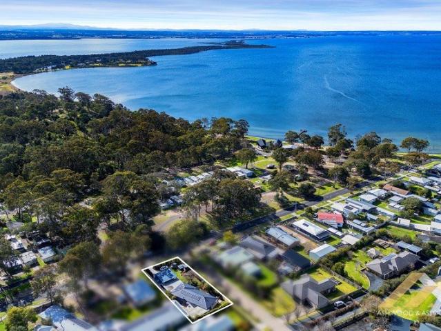 CLOSE TO THE LAKE, SCHOOL AND BOAT RAMP