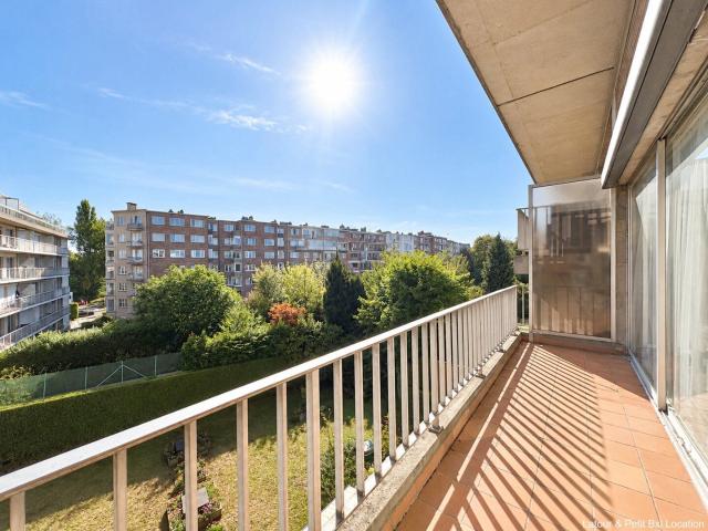 close to Tomberg metro station and the Poséidon