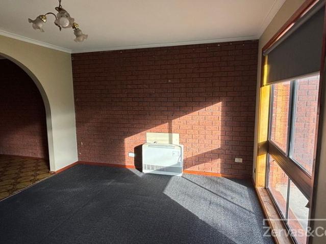 CLOSE TO TRAIN, BUSES,SCHOOLS & SHOPS