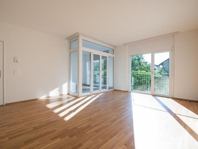 Close to train station and center = Typonareal