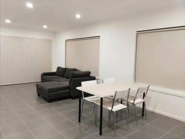 Close to train station and shopping!