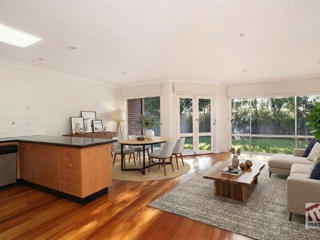 CLOSE TO TRAIN STATION & CHADSTONE SHOPPING CENTRE!
